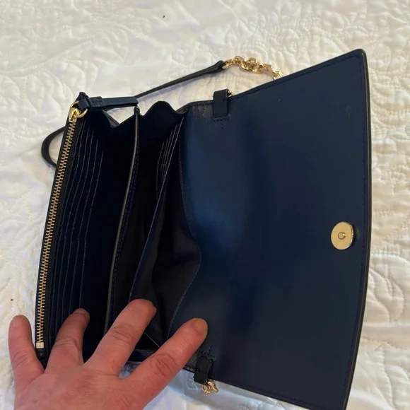 Elegant Black Chain Shoulder Bag - Picture 3 of 4